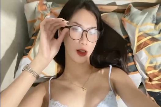 Cô gái sexy vòng một căng tràn sức sống